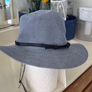 Vince Camuto hat NWT